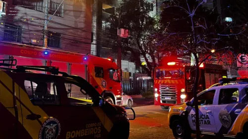 Chamas começaram em um apartamento do oitavo andar