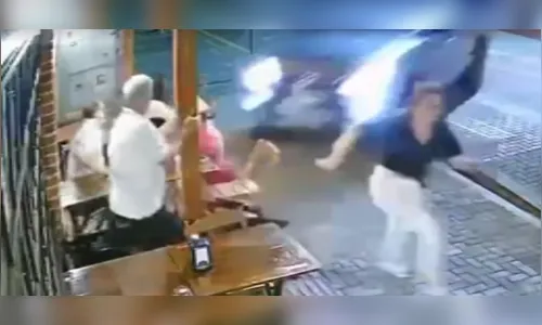 Motorista que invadiu churrascaria e matou mulheres morre no hospital