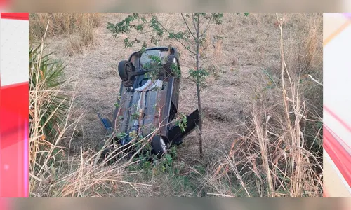 Motorista provoca acidente na PR-444; carro fica com rodas para cima