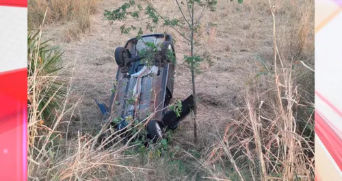 Corolla, ocupado por 4 pessoas, parou com as rodas para cima