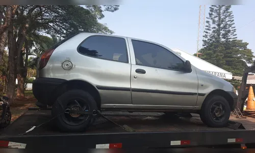 Fiat Palio furtado é encontrado horas depois sem bateria e rádio; veja