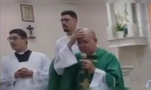 Pedido de ajuda: homem interrompe missa após ser esfaqueado no pescoço