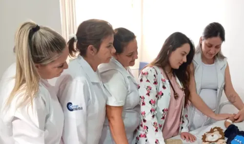 Equipe médica com a criança em hospital