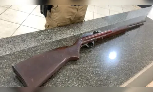 Idoso é preso após matar cachorro da vizinha a tiros de espingarda