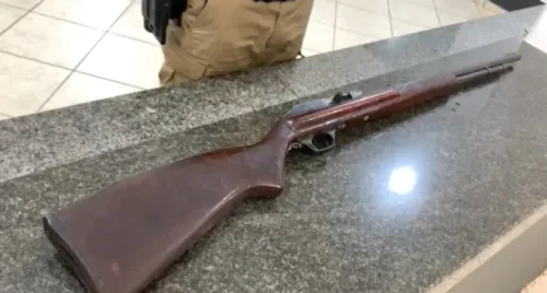 Espingarda calibre 22 foi apreendida pelos policiais na residência do suspeito