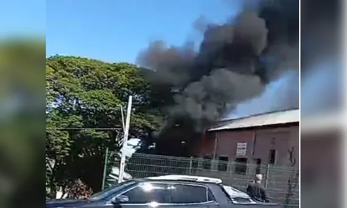 Incêndio junto a barracão mobiliza Corpo de Bombeiros em Apucarana