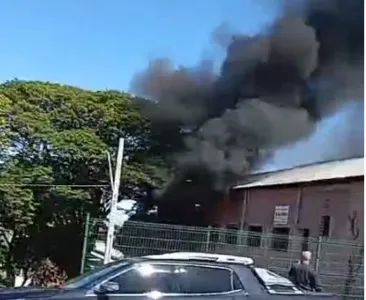 Grande coluna de fumaça pôde ser observada na região da Barra Funda