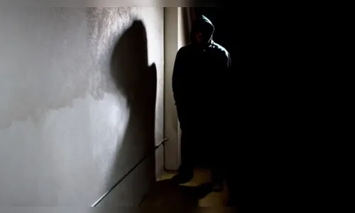 Stalker tenta invadir apartamento de mulher que conheceu pela internet