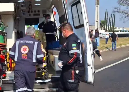 Houve uma colisão entre uma motocicleta e uma caminhonete