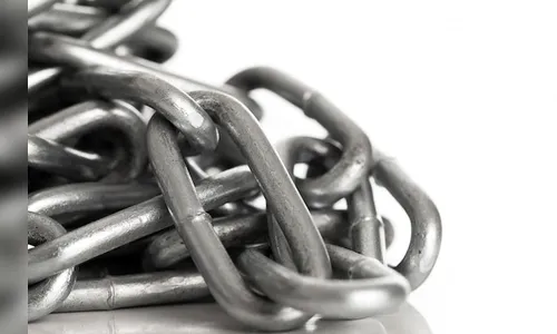 Após suposto furto, homem é amarrado em árvore e açoitado com corrente