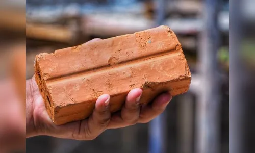 Homem é agredido com tijoladas após conversar com mulher casada