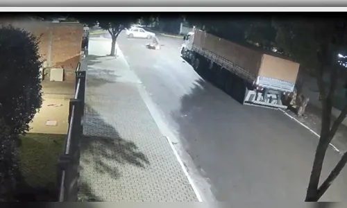 Motociclista é arremessado após ser atingido por carro no Pirapó; veja