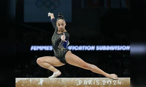 Júlia Soares disputa final da trave em Paris nesta segunda-feira (5)