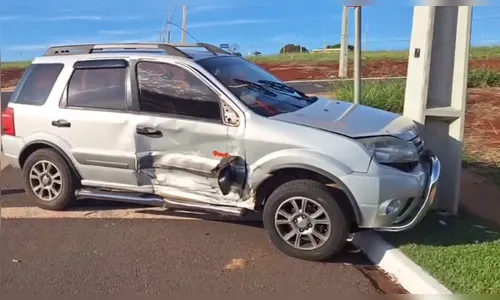 Mãe e filho ficam feridos após colisão entre carros em Arapongas