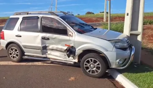 Mãe e filho ficam feridos após colisão entre carros em Arapongas