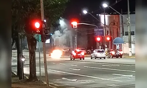 Moto pega fogo após acidente em avenida de Apucarana; veja o vídeo