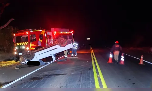 Motorista morre após ser ejetado e ficar preso embaixo de picape no PR