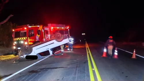 Motorista morre após ser ejetado e ficar preso embaixo de picape no PR