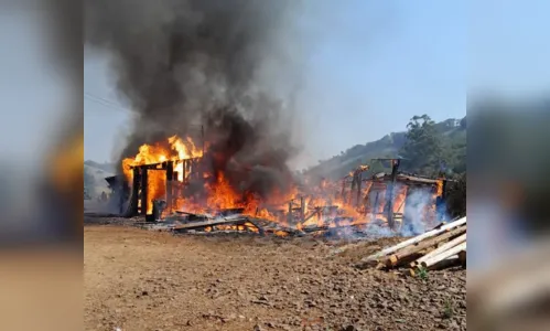 Incêndio de grandes proporções destrói barracão de agricultor