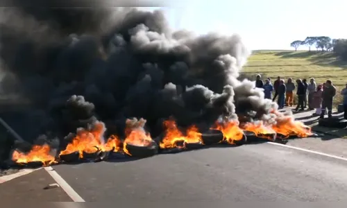 Moradores protestam por conta de falta d'água e interditam a PR-445