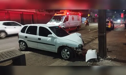 Carro bate contra poste em Arapongas e motorista fica ferido
