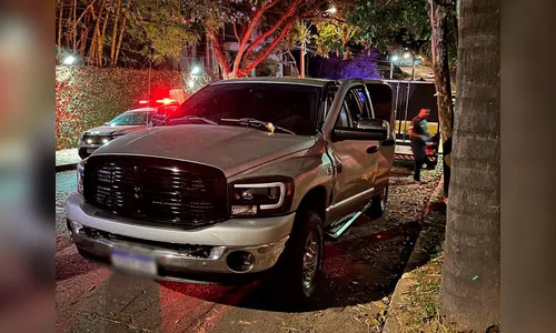 Comerciante é prensado contra árvore pelo próprio veículo e morre