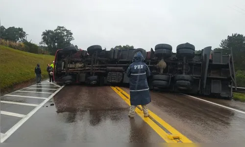 BR-116 é interditada após caminhão carregado com maças tombar