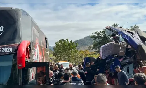 O coletivo colidiu contra uma carreta em um trecho da BR-262, no sentido São José do Goiabal, na Região Central de Minas Gerais