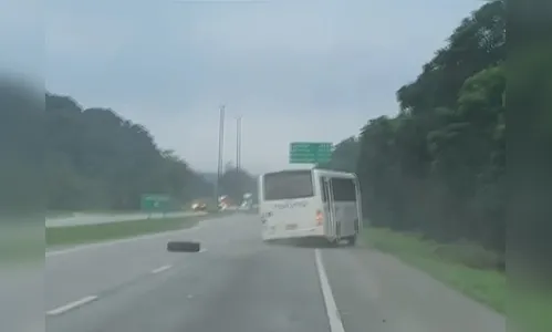 Ônibus cheio de passageiros perde roda no meio da BR-277; veja