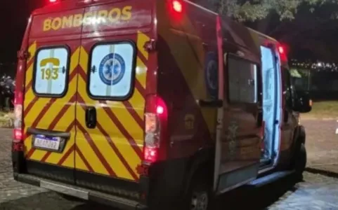 O motorista foi socorrido e encaminhado ao hospital pela equipe do Siate