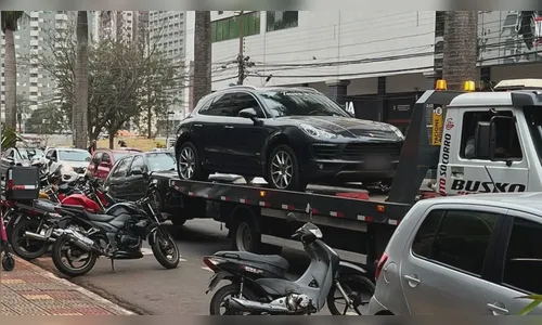 Porsche de meio milhão é guinchado por estacionar em vaga exclusiva