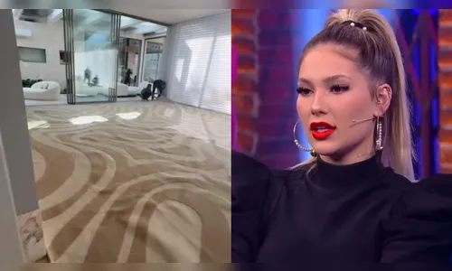O tapete de cor clara tem 7,5 m por 7,5m