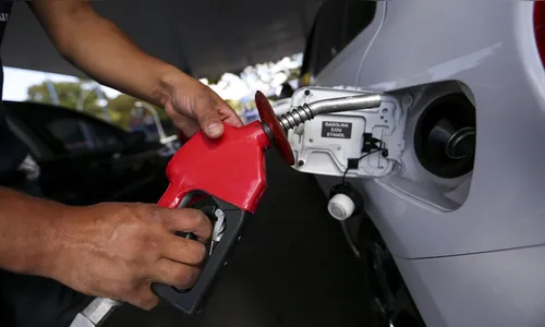 Gasolina da Petrobras está há 5 dias acima do preço internacional