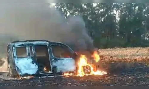 Fiat Doblo furtado em Cruzmaltina é encontrado em chamas em Kaloré