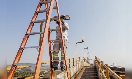 Passarela da Vila Regina ganha iluminação de LED em Apucarana