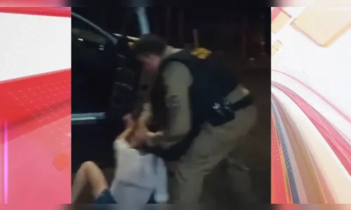 PM filmado batendo em mulher já agrediu vítima dentro de delegacia