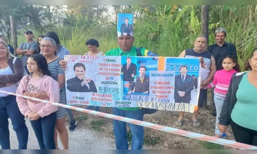 Fãs prestam homenagem a Silvio Santos durante sepultamento