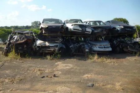 Quase 800 sucatas de carros e motos serão leiloadas em setembro