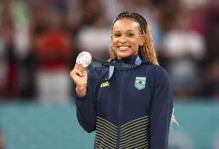 Rebeca Andrade recebe medalha de prata no individual geral