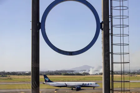 São José dos Pinhais, 19 de junho de 2024 - Avião da Azul no Aeroporto Internacional Afonso Pena, em São José dos Pinhais, Região Metropolitana de Curitiba (RMC).