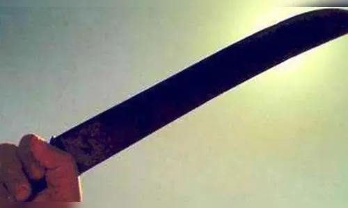 Tio ataca sobrinho com facão durante confraternização em Faxinal