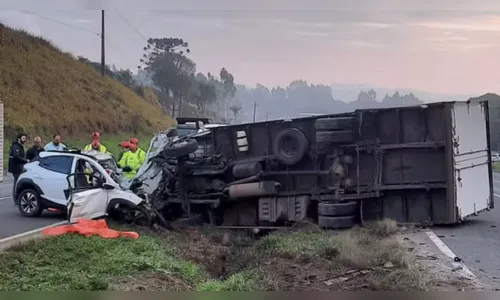 Três pessoas morrem em colisão frontal com carro e caminhão na PR-151