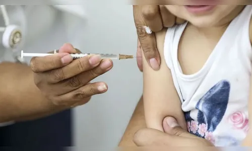 Alunos serão vacinados nas escolas a partir desta segunda-feira (5)