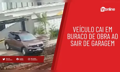 Veículo cai em buraco de obra ao sair de garagem