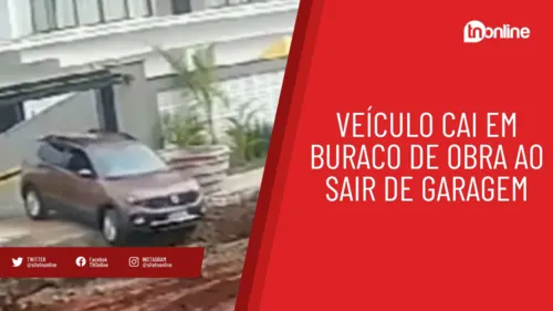 Veículo cai em buraco de obra ao sair de garagem