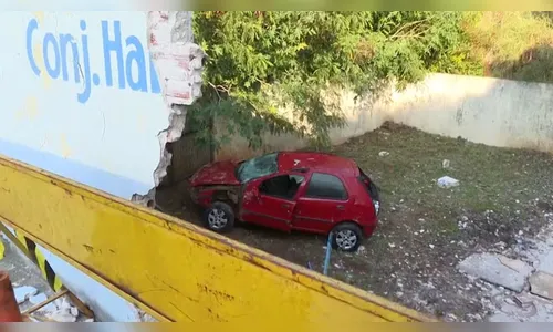 Carro atravessa muro de estação de tratamento e deixa idoso ferido