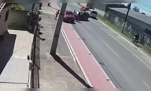 Vídeo mostra homem tentando atropelar esposa e cunhada no PR