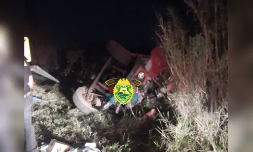 Caminhoneiro de 37 anos morre após veículo tombar na PR-090