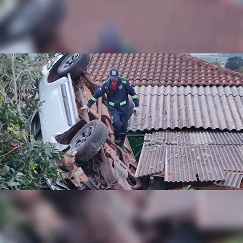 S10 colide com muro e capota sobre telhado de casa em Manoel Ribas