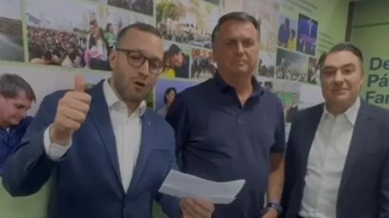 Deputado Filipe Barros, Jair Bolsonaro e deputado Fernando Giacobo no anúncio da agenda no Paraná